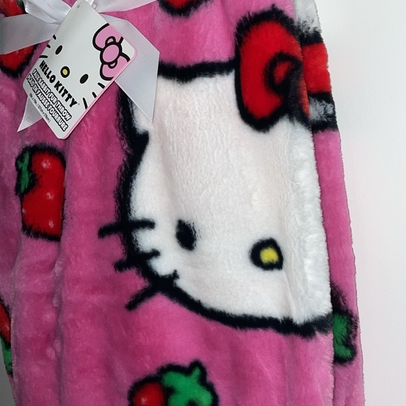 Hello Kitty Faux Fur Strawberry Throw blanket - Picture 3 of 5
